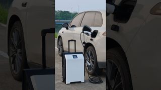 Auspacken eines tragbaren 4.000-W-Kraftwerks zum Laden von Elektrofahrzeugen